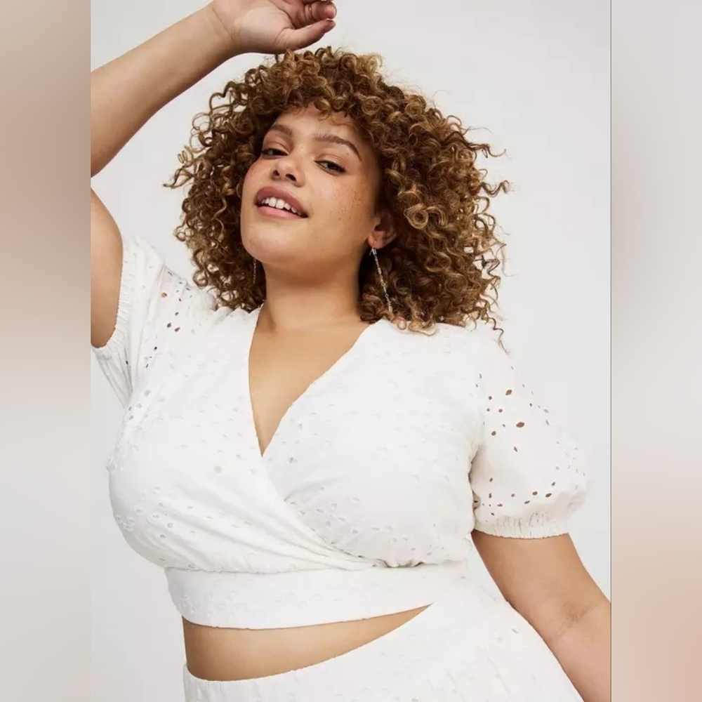 NWT Torrid Surplice Scallop Mini Skirt Set - "Cloud Dancer" White - 2X - Picture 4 of 7